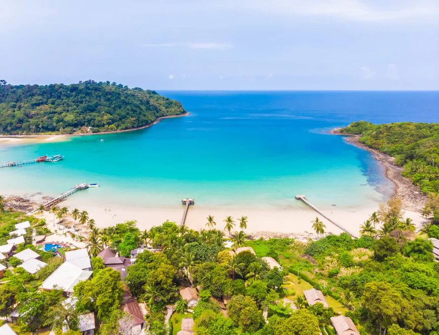 Живописный вид на буддийский храм и природу Таиланда