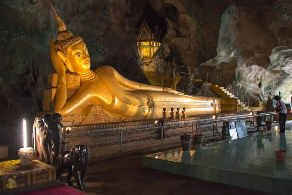 Храм Лежащего Будды — удивительное место, хотя бы однажды стоит его посетить.