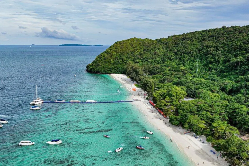 Два потрясающе красивых острова расположились совсем недалеко от Пхукета