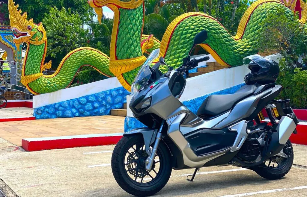 Парковка скутеров и байков на улице Пхукета для аренды