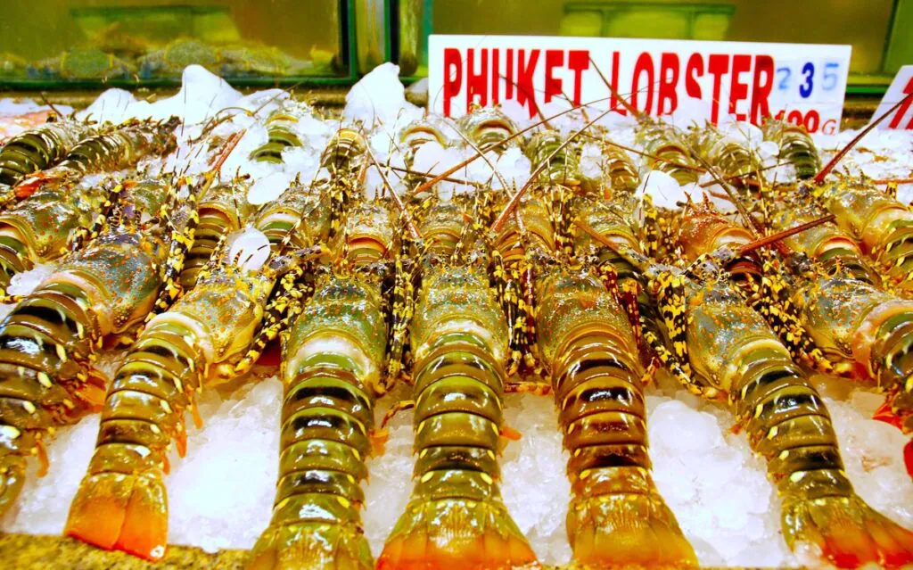 Прилавок со свежими морепродуктами, рыбой и креветками на рынке Пхукета