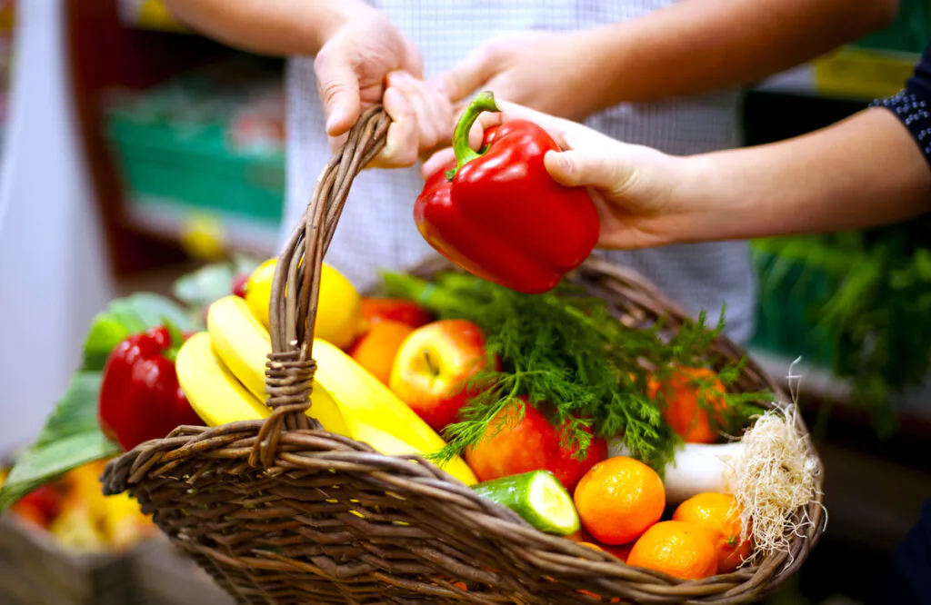 Процесс покупки еды на тайском рынке, общение с продавцом