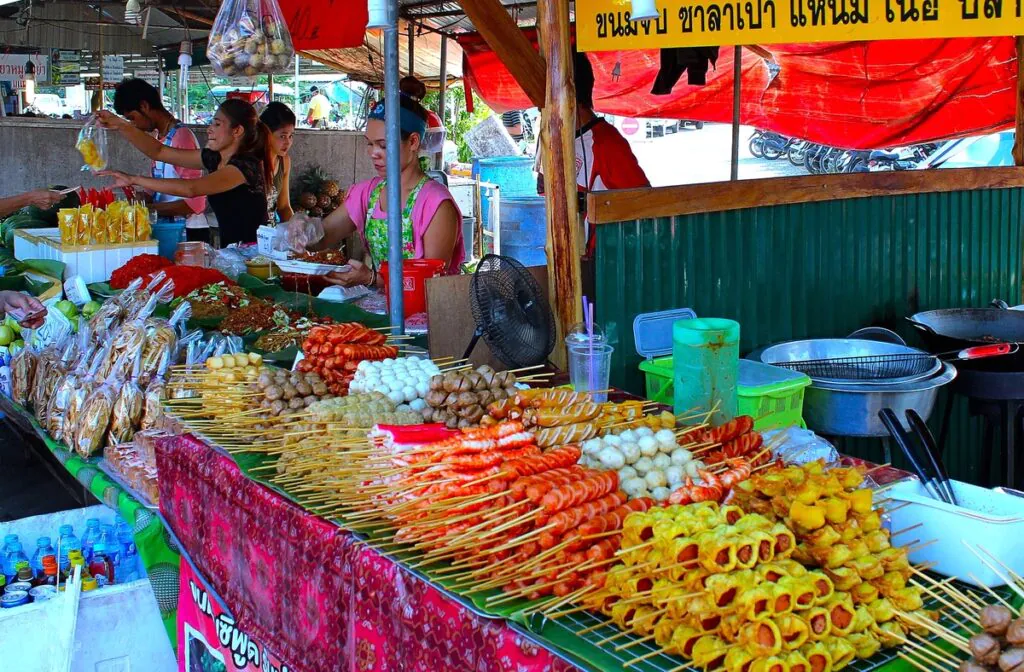 Разнообразие экзотических фруктов Таиланда: манго, драгонфрут, рамбутаны