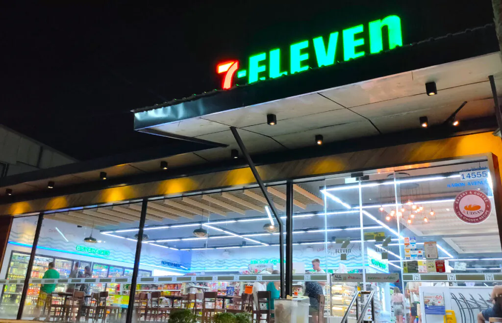 Полки с продуктами в магазине 7-Eleven в Таиланде