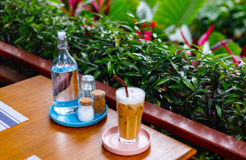 Посетители в ресторане на Пхукете, сервированный стол