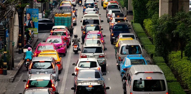 Плотный дорожный трафик в Таиланде: автомобили и мотобайки на улице