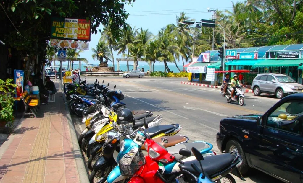 Поездка на арендованном автомобиле по загородной трассе в Таиланде