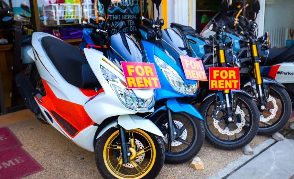 Осмотр кузова автомобиля на наличие царапин и повреждений перед арендой