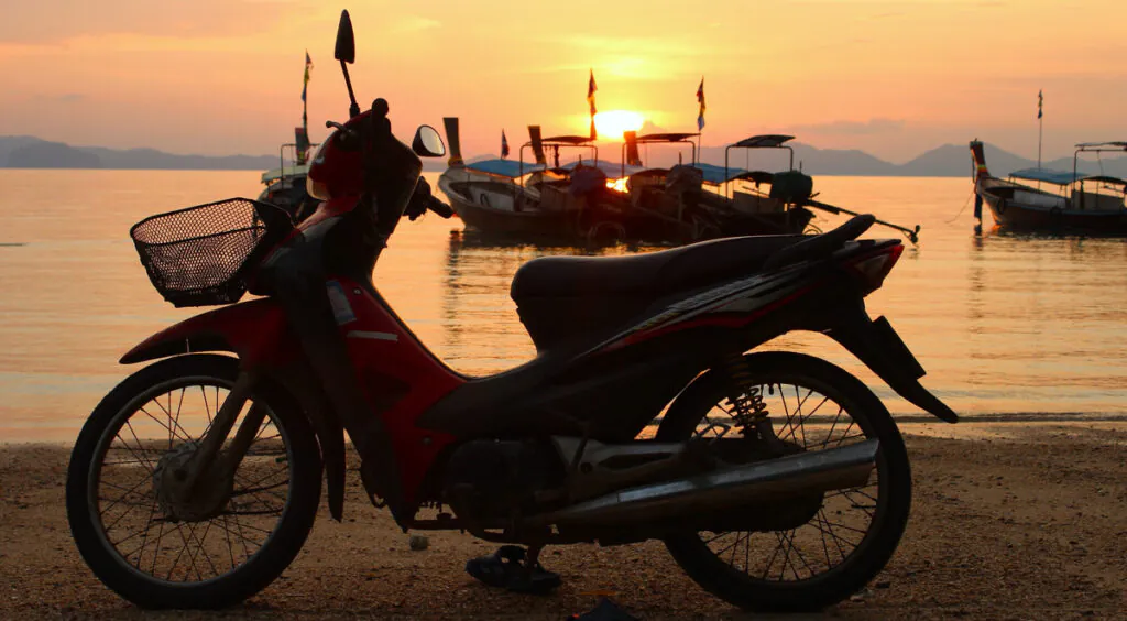 Заправка скутера бензином на АЗС в Таиланде