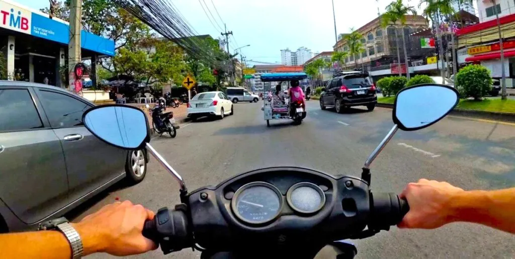 Маневрирование на скутере в плотном городском потоке машин