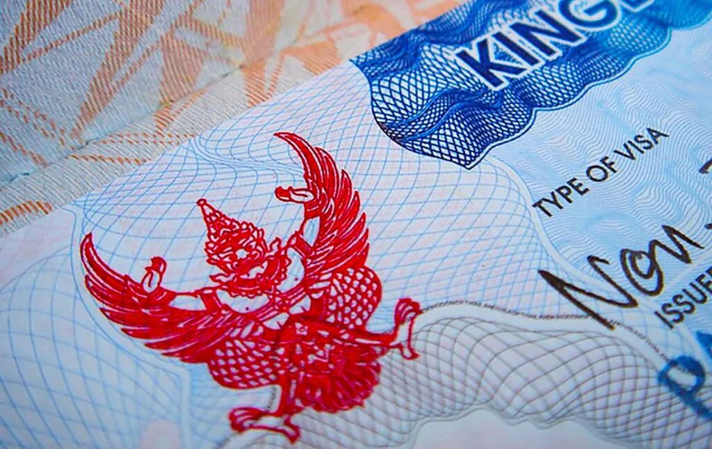 Учебный класс в Таиланде, студенты занимаются оформлением документов