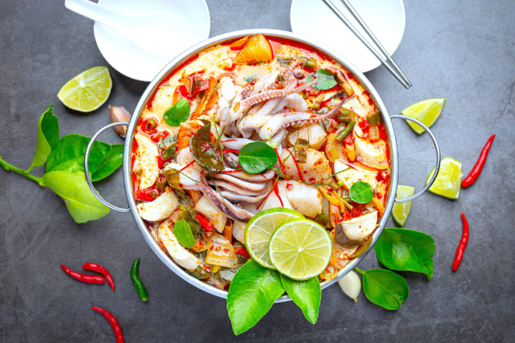Тайская кухня: морепродукты и острый суп том ям