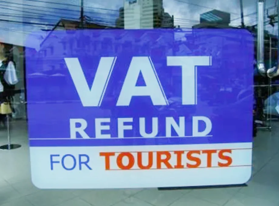 Знак VAT Refund for Tourists на витрине магазина