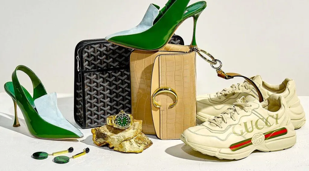 Девушка с пакетами брендовых вещей после шопинга