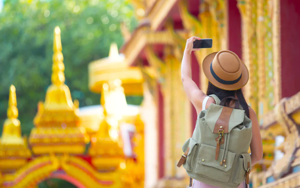 Пляж Пхукета в низкий сезон, облачное небо и пальмы