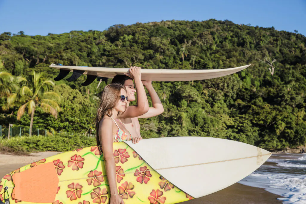 Серфингист ловит волну на пляже Пхукета на закате