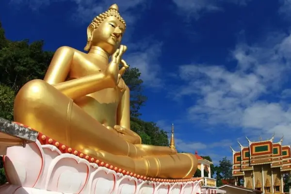 Тайский буддизм для начинающих: как вести себя в храмах