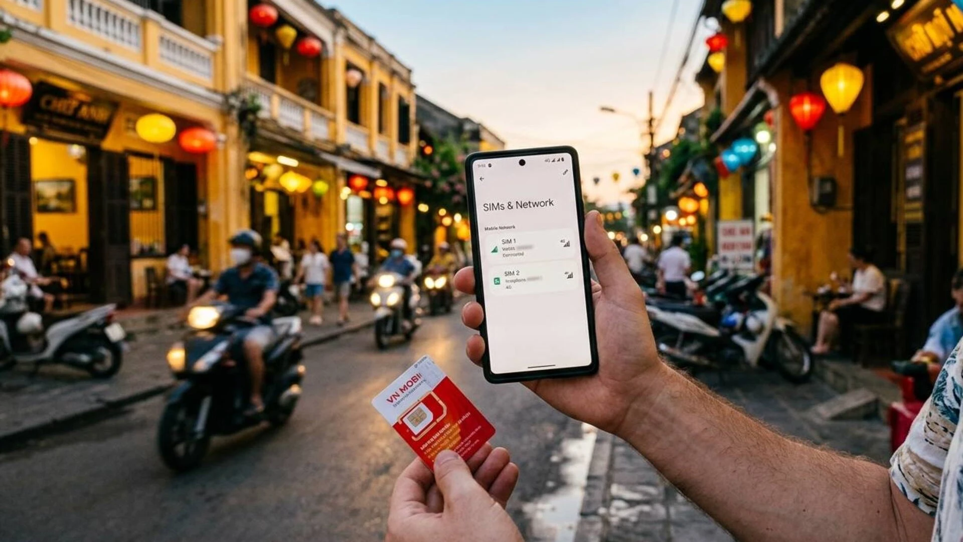 Турист с вьетнамской SIM-картой и смартфоном с активированной сетью на фоне Старого квартала Хойана